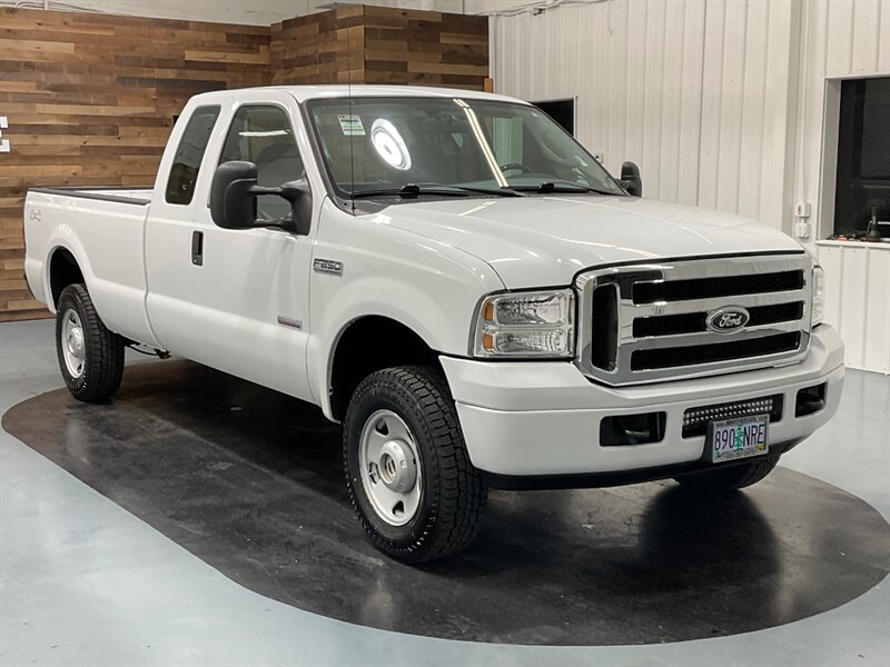 2006 Ford F-250 Super Duty 4X4 / 6.0L DIESEL / 6-SPEED MANUAL  / LOCAL TRUCK ZERO RUST - Photo 2 - Gladstone, OR 97027