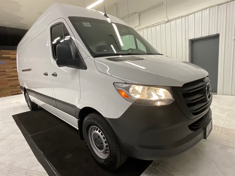 2022 Mercedes-Benz Sprinter 2500 CARGO VAN / 3.0L V6 DIESEL / HIGHROOF 170 " WB  / 12,000 MILES - Photo 2 - Gladstone, OR 97027