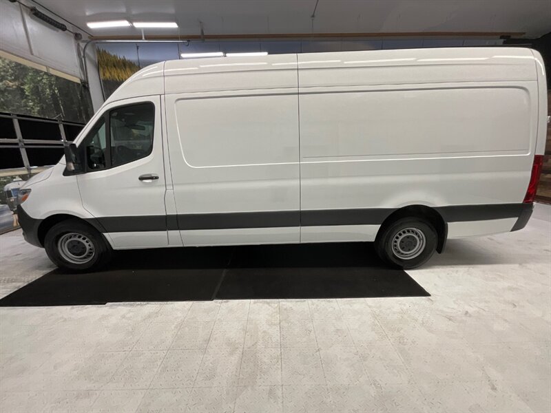 2022 Mercedes-Benz Sprinter 2500 CARGO VAN / 3.0L V6 DIESEL / HIGHROOF 170 " WB  / 12,000 MILES - Photo 3 - Gladstone, OR 97027