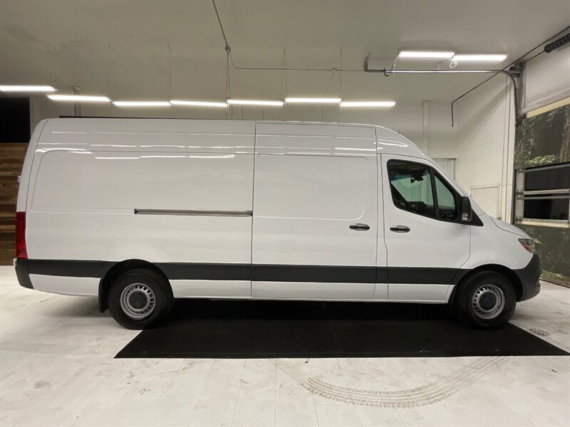 2022 Mercedes-Benz Sprinter 2500 CARGO VAN / 3.0L V6 DIESEL / HIGHROOF 170 " WB  / 12,000 MILES - Photo 4 - Gladstone, OR 97027