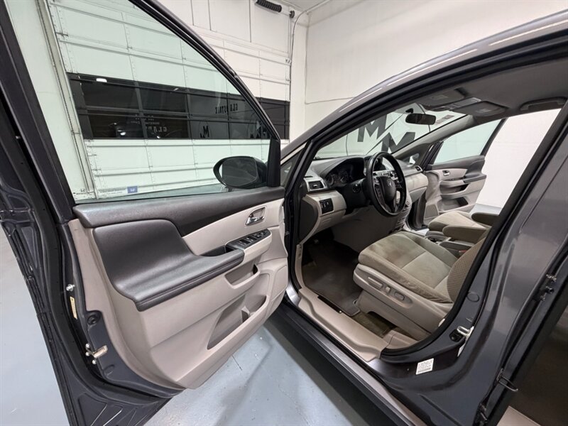 2016 Honda Odyssey SE Minivan 8-Passenger / NEW TIRES / ZERO RUST / DVD Player - Photo 30 - Gladstone, OR 97027