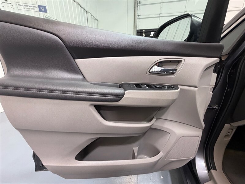 2016 Honda Odyssey SE Minivan 8-Passenger / NEW TIRES / ZERO RUST / DVD Player - Photo 31 - Gladstone, OR 97027