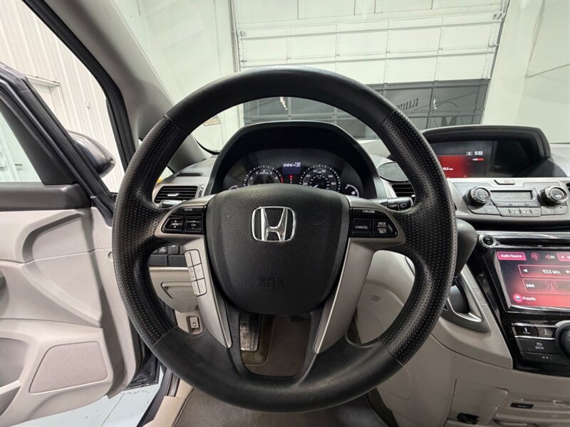 2016 Honda Odyssey SE Minivan 8-Passenger / NEW TIRES / ZERO RUST / DVD Player - Photo 15 - Gladstone, OR 97027