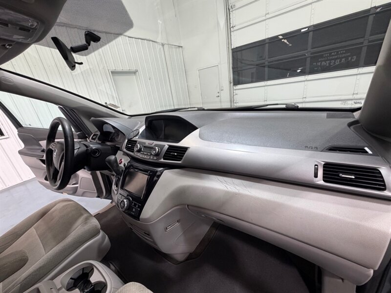 2016 Honda Odyssey SE Minivan 8-Passenger / NEW TIRES / ZERO RUST / DVD Player - Photo 34 - Gladstone, OR 97027