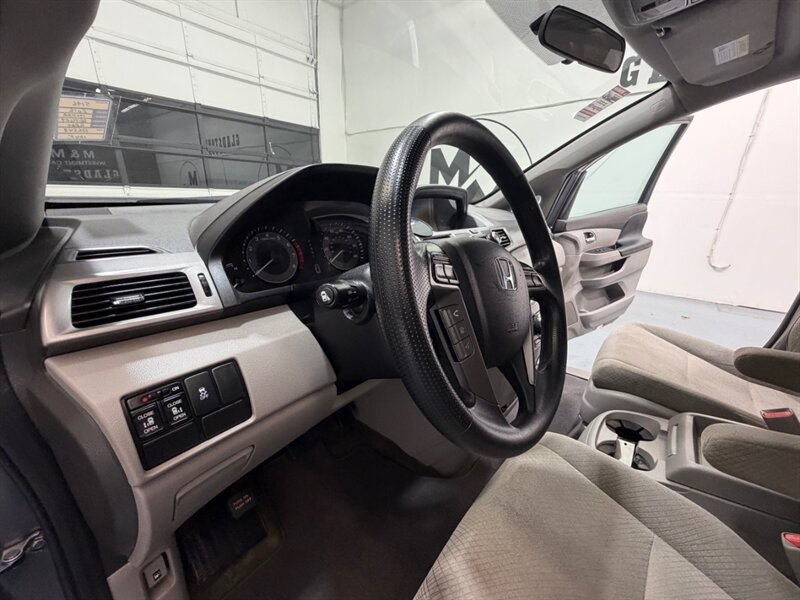2016 Honda Odyssey SE Minivan 8-Passenger / NEW TIRES / ZERO RUST / DVD Player - Photo 33 - Gladstone, OR 97027