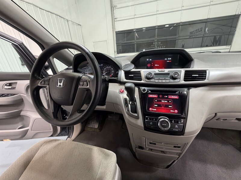 2016 Honda Odyssey SE Minivan 8-Passenger / NEW TIRES / ZERO RUST / DVD Player - Photo 16 - Gladstone, OR 97027