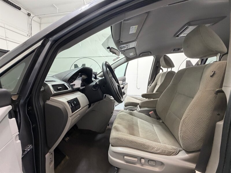 2016 Honda Odyssey SE Minivan 8-Passenger / NEW TIRES / ZERO RUST / DVD Player - Photo 9 - Gladstone, OR 97027