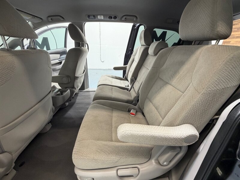 2016 Honda Odyssey SE Minivan 8-Passenger / NEW TIRES / ZERO RUST / DVD Player - Photo 10 - Gladstone, OR 97027
