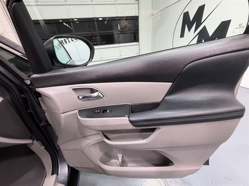 2016 Honda Odyssey SE Minivan 8-Passenger / NEW TIRES / ZERO RUST / DVD Player - Photo 32 - Gladstone, OR 97027