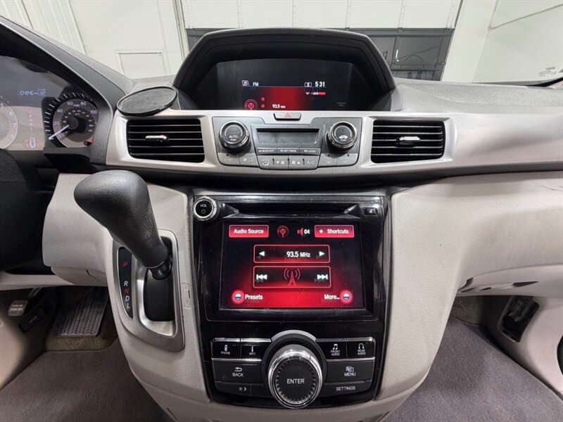 2016 Honda Odyssey SE Minivan 8-Passenger / NEW TIRES / ZERO RUST / DVD Player - Photo 17 - Gladstone, OR 97027
