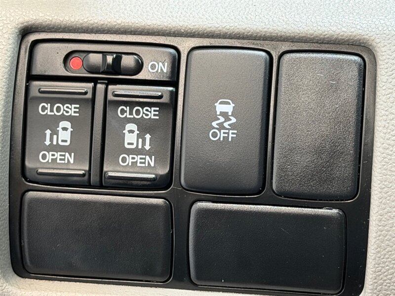 2016 Honda Odyssey SE Minivan 8-Passenger / NEW TIRES / ZERO RUST / DVD Player - Photo 19 - Gladstone, OR 97027