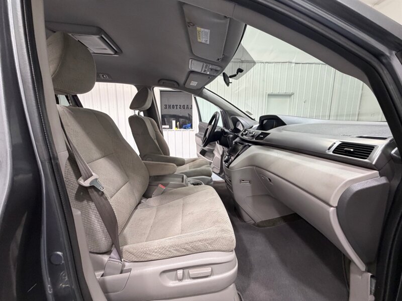 2016 Honda Odyssey SE Minivan 8-Passenger / NEW TIRES / ZERO RUST / DVD Player - Photo 14 - Gladstone, OR 97027