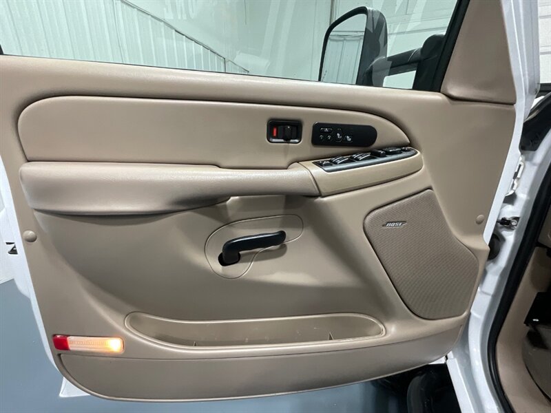 2007 GMC Sierra 2500 SLT Classic Crew Cab 4X4 / 6.6L DIESEL / LBZ MOTOR  / LIFTED w. BRAND NEW WHEELS & TIRES/ Leather Heated Seats / ZERO RUST / ONLY 96K MILES - Photo 32 - Gladstone, OR 97027