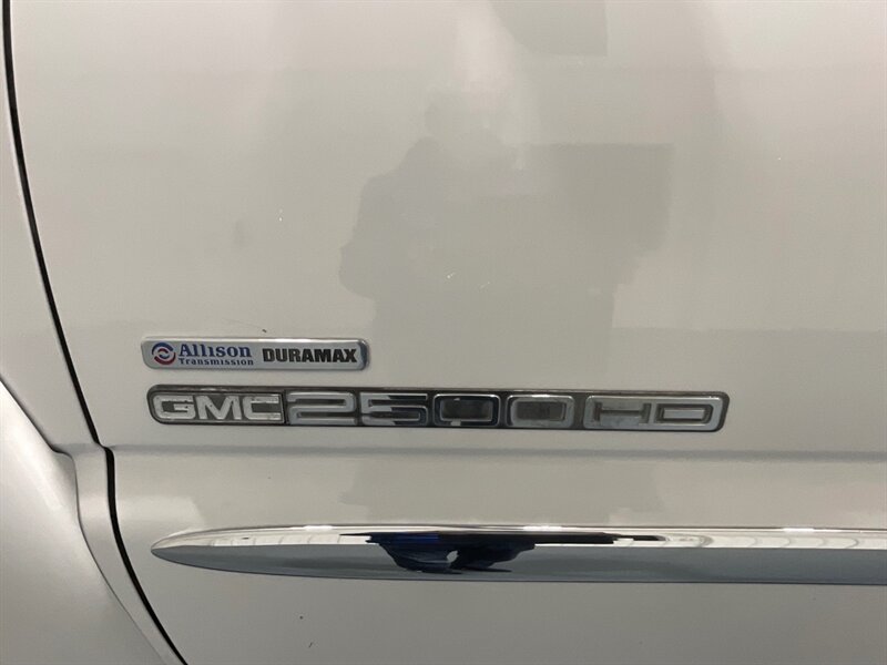 2007 GMC Sierra 2500 SLT Classic Crew Cab 4X4 / 6.6L DIESEL / LBZ MOTOR  / LIFTED w. BRAND NEW WHEELS & TIRES/ Leather Heated Seats / ZERO RUST / ONLY 96K MILES - Photo 11 - Gladstone, OR 97027