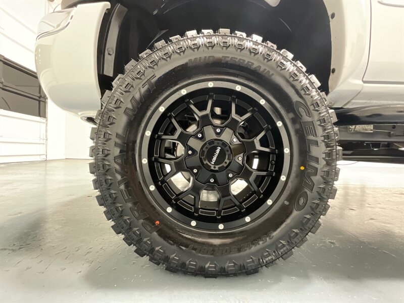 2007 GMC Sierra 2500 SLT Classic Crew Cab 4X4 / 6.6L DIESEL / LBZ MOTOR  / LIFTED w. BRAND NEW WHEELS & TIRES/ Leather Heated Seats / ZERO RUST / ONLY 96K MILES - Photo 23 - Gladstone, OR 97027