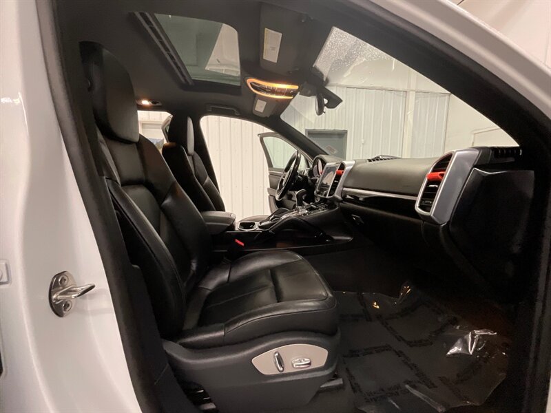 2018 Porsche Cayenne Sport Utility AWD / 3.6L V6 / Leather / Sunroof  / Heated Seats / Navigation & Backup Camera / 81,000 MILES - Photo 15 - Gladstone, OR 97027