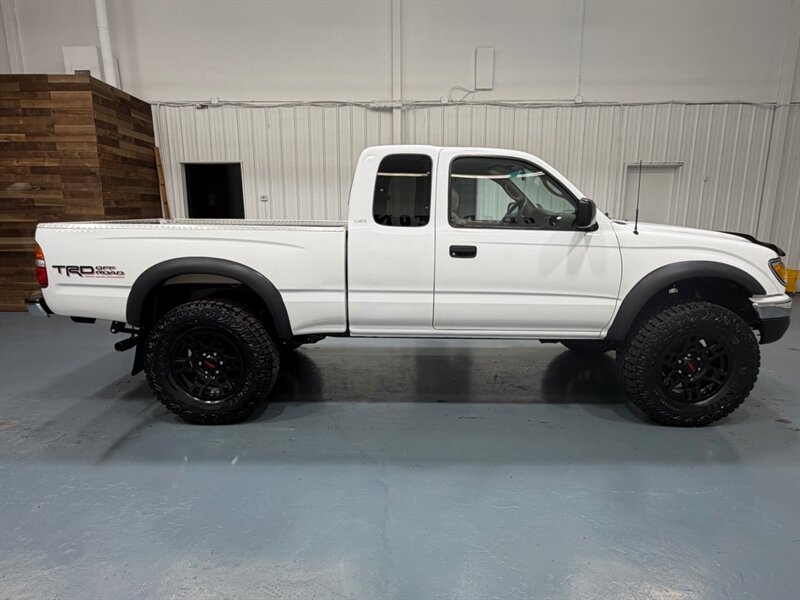 2002 Toyota Tacoma V6 TRD OFF RD 4X4 / TRD WHEELS/NEW LIFT NEW TIRES  / NEW TIMING BELT + WATERPUMP SERVICE/ZERO RUST - Photo 4 - Gladstone, OR 97027