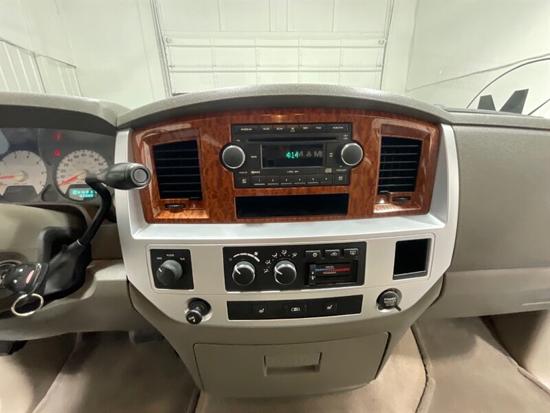 2006 Dodge Ram 2500 Laramie 4X4 5.7L V8 /1-OWNER / 65K MILES / Leather Heated Seats / ZERO RUST - Photo 18 - Gladstone, OR 97027