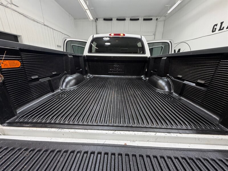 2004 Toyota Tundra Limited 4X4 4.7L V8 / ZERO RUST / 71K MILES / Towing Pkg / Power Sliding rear window - Photo 11 - Gladstone, OR 97027