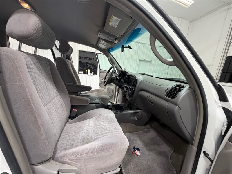 2004 Toyota Tundra Limited 4X4 4.7L V8 / ZERO RUST / 71K MILES / Towing Pkg / Power Sliding rear window - Photo 15 - Gladstone, OR 97027