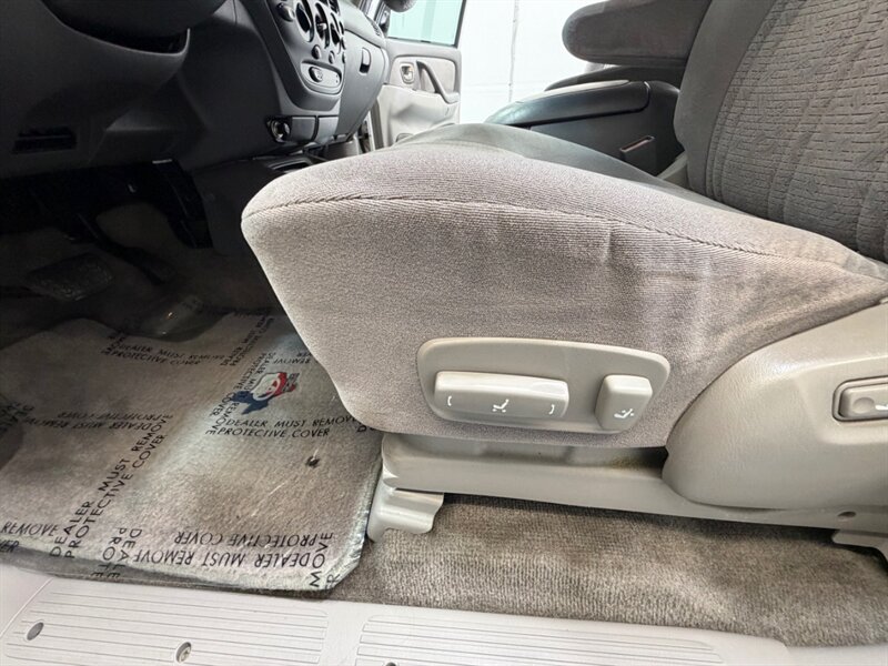2004 Toyota Tundra Limited 4X4 4.7L V8 / ZERO RUST / 71K MILES / Towing Pkg / Power Sliding rear window - Photo 20 - Gladstone, OR 97027