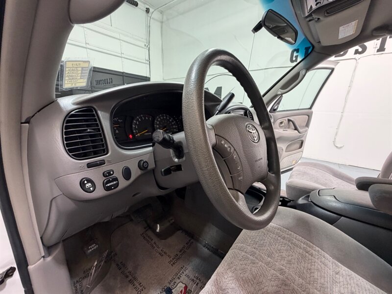 2004 Toyota Tundra Limited 4X4 4.7L V8 / ZERO RUST / 71K MILES / Towing Pkg / Power Sliding rear window - Photo 35 - Gladstone, OR 97027