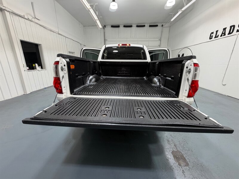 2004 Toyota Tundra Limited 4X4 4.7L V8 / ZERO RUST / 71K MILES / Towing Pkg / Power Sliding rear window - Photo 10 - Gladstone, OR 97027