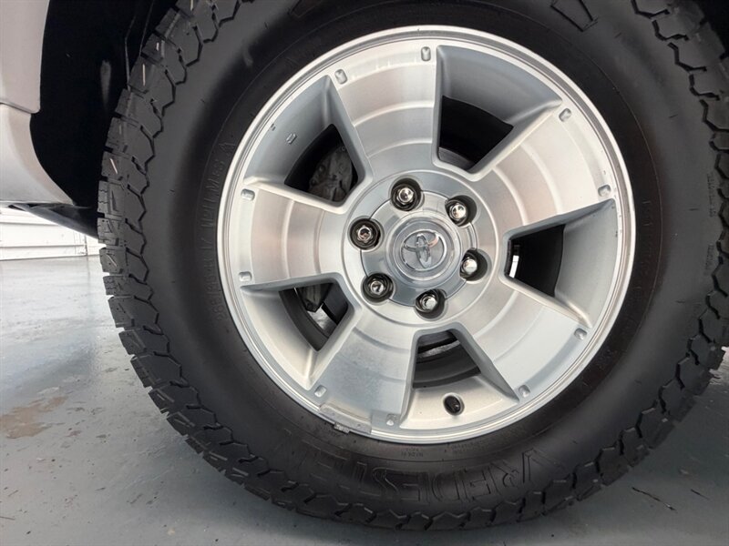 2004 Toyota Tundra Limited 4X4 4.7L V8 / ZERO RUST / 71K MILES / Towing Pkg / Power Sliding rear window - Photo 44 - Gladstone, OR 97027