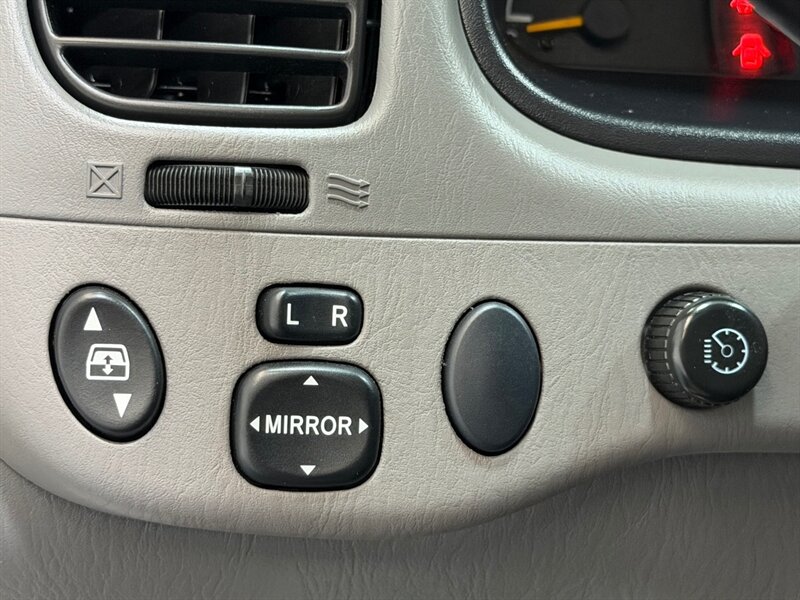 2004 Toyota Tundra Limited 4X4 4.7L V8 / ZERO RUST / 71K MILES / Towing Pkg / Power Sliding rear window - Photo 19 - Gladstone, OR 97027