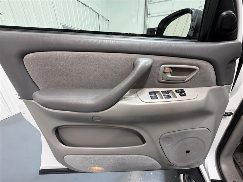2004 Toyota Tundra Limited 4X4 4.7L V8 / ZERO RUST / 71K MILES / Towing Pkg / Power Sliding rear window - Photo 32 - Gladstone, OR 97027