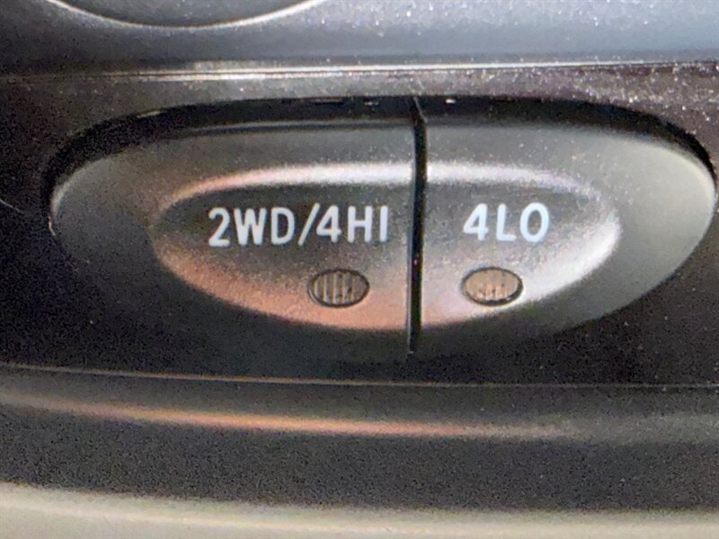 2004 Toyota Tundra Limited 4X4 4.7L V8 / ZERO RUST / 71K MILES / Towing Pkg / Power Sliding rear window - Photo 21 - Gladstone, OR 97027