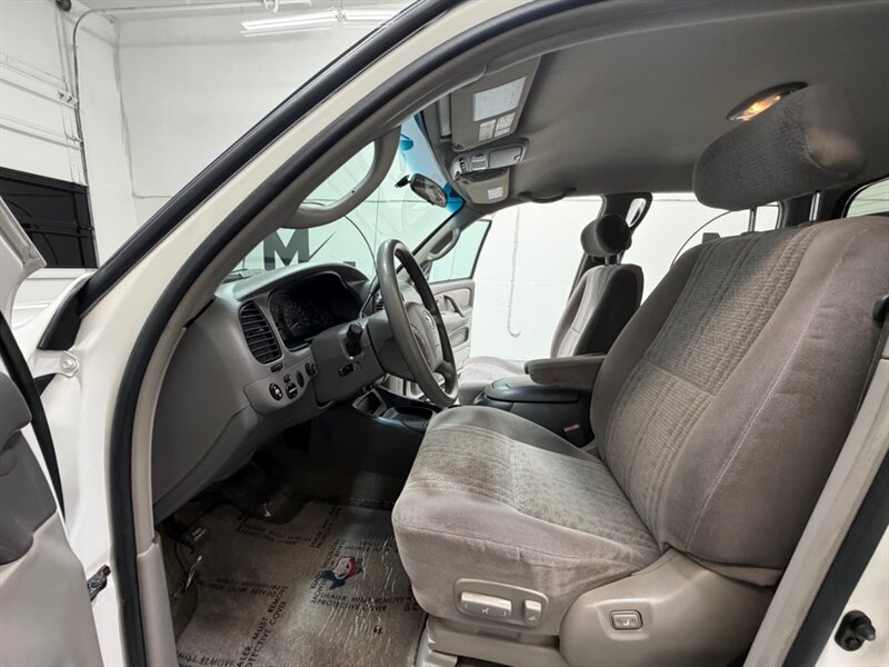 2004 Toyota Tundra Limited 4X4 4.7L V8 / ZERO RUST / 71K MILES / Towing Pkg / Power Sliding rear window - Photo 12 - Gladstone, OR 97027