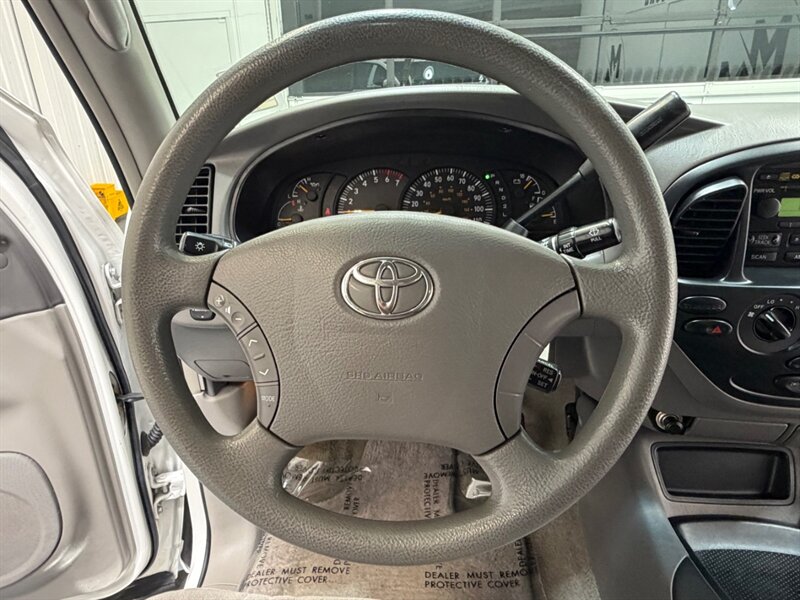 2004 Toyota Tundra Limited 4X4 4.7L V8 / ZERO RUST / 71K MILES / Towing Pkg / Power Sliding rear window - Photo 16 - Gladstone, OR 97027
