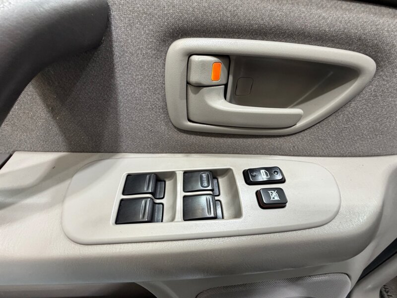 2004 Toyota Tundra Limited 4X4 4.7L V8 / ZERO RUST / 71K MILES / Towing Pkg / Power Sliding rear window - Photo 34 - Gladstone, OR 97027