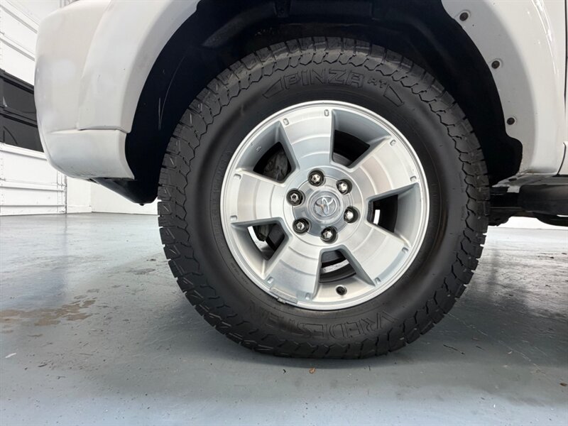 2004 Toyota Tundra Limited 4X4 4.7L V8 / ZERO RUST / 71K MILES / Towing Pkg / Power Sliding rear window - Photo 23 - Gladstone, OR 97027