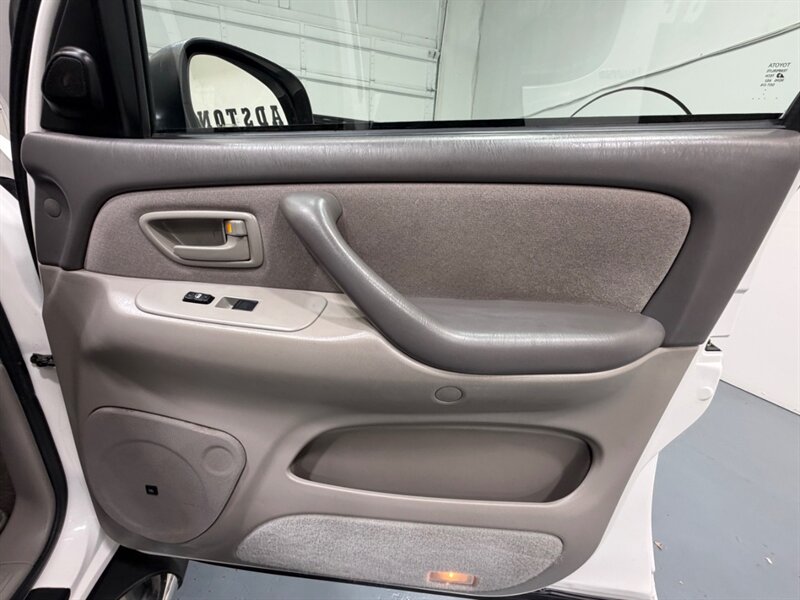 2004 Toyota Tundra Limited 4X4 4.7L V8 / ZERO RUST / 71K MILES / Towing Pkg / Power Sliding rear window - Photo 33 - Gladstone, OR 97027