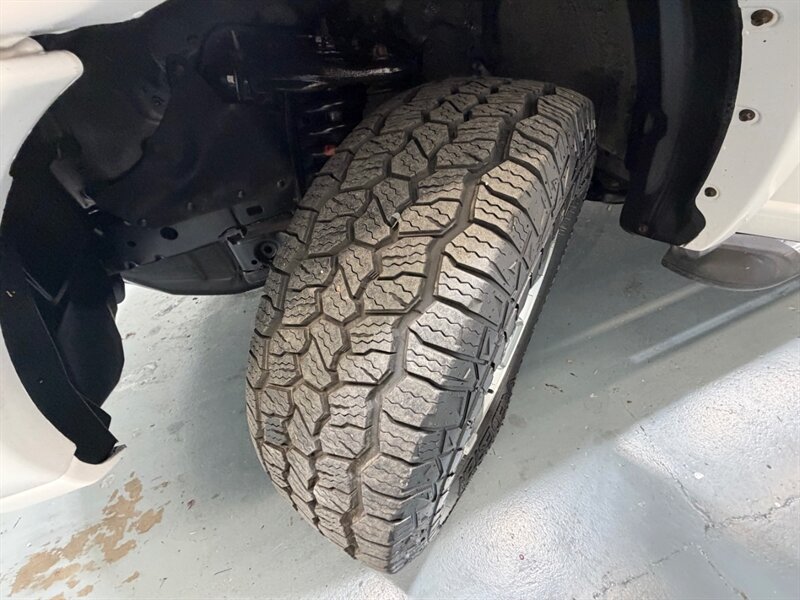 2004 Toyota Tundra Limited 4X4 4.7L V8 / ZERO RUST / 71K MILES / Towing Pkg / Power Sliding rear window - Photo 24 - Gladstone, OR 97027