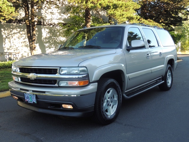 2005 Chevrolet Suburban LT / 4WD / 8-Passengers / DVD / Moon Roof / LOADED