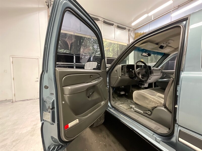 2007 Chevrolet Silverado 1500 LT Crew Cab 4X4 / 5.3L V8 / LIFTED LIFTED  / LOCAL OREGON TRUCK / RUST FREE / LIFTED w. 35 " TIRES & 20 " MOTO WHEELS - Photo 13 - Gladstone, OR 97027