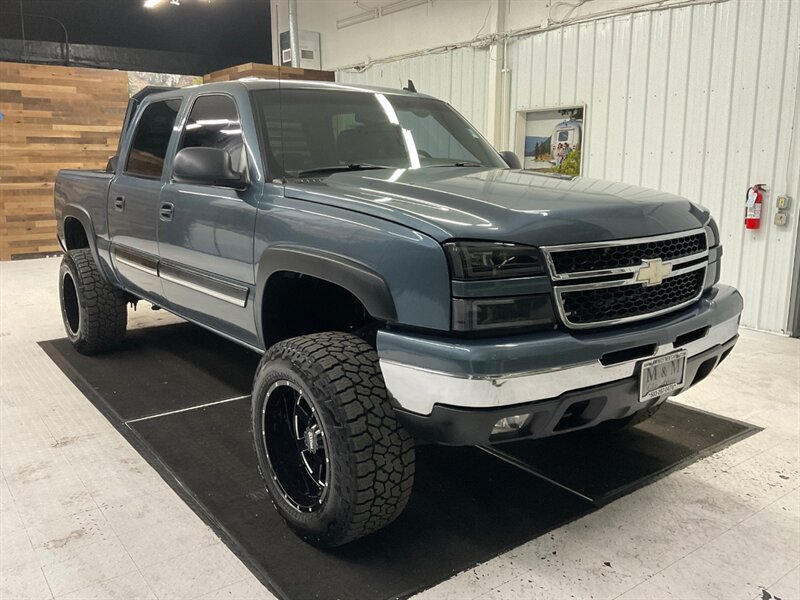 2007 Chevrolet Silverado 1500 LT Crew Cab 4X4 / 5.3L V8 / LIFTED LIFTED  / LOCAL OREGON TRUCK / RUST FREE / LIFTED w. 35 " TIRES & 20 " MOTO WHEELS - Photo 2 - Gladstone, OR 97027