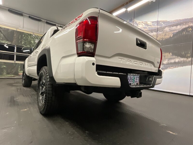 2018 Toyota Tacoma TRD Off-Road 4X4 / V   - Photo 10 - Gladstone, OR 97027