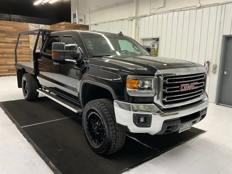 2017 GMC Sierra 2500 Crew Cab 4X4 / 6.0L V8 Gas / FLAT BED / 54K Miles  / Local Oregon Truck / Rear Airbags - Photo 2 - Gladstone, OR 97027