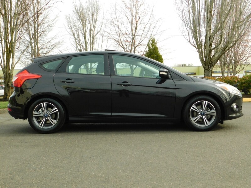 2014 Ford Focus SE Hatchback / 5-SPEED / Sunroof / Heated Seats