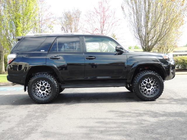 2016 Toyota 4Runner SR5 / 4X4 / Navigation /Backup / 15K MILES/ LIFTED - Photo 4 - Portland, OR 97217