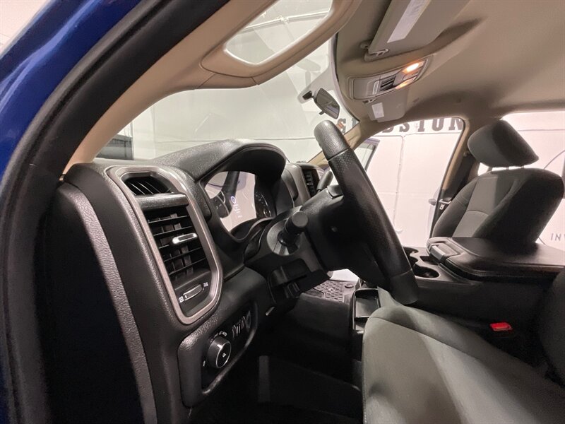 2019 RAM 3500 Tradesman 4X4 / 6.7L DIESEL / AISIN TRANSMISSION  / 1-OWNER / FLAT BED - Photo 18 - Gladstone, OR 97027