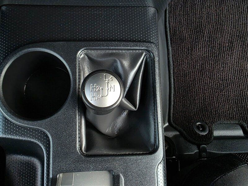 2011 Toyota FJ Cruiser 4X4 / REAR DIFFERENTIAL LOCKER / BACK CAM / PARK SENSORS / BLACK RHINO WHEELS / 1-OWNER !! - Photo 41 - Portland, OR 97217