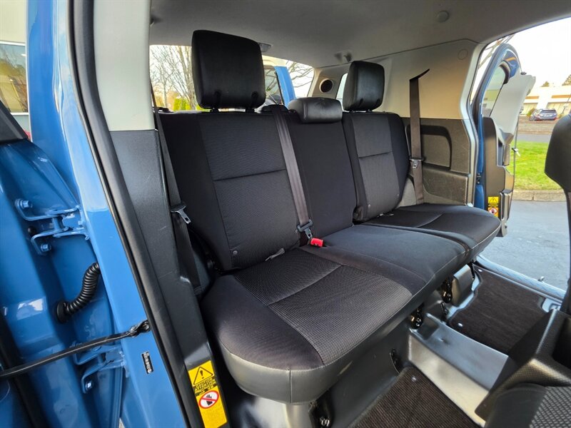 2011 Toyota FJ Cruiser 4X4 / REAR DIFFERENTIAL LOCKER / BACK CAM / PARK SENSORS / BLACK RHINO WHEELS / 1-OWNER !! - Photo 15 - Portland, OR 97217