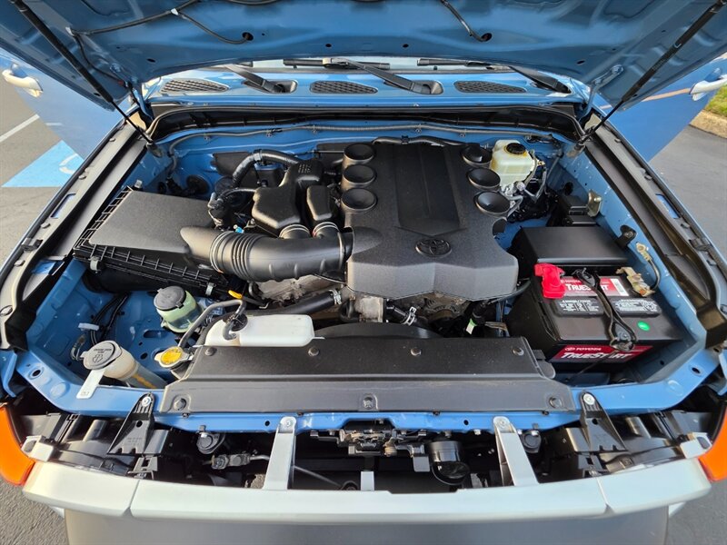 2011 Toyota FJ Cruiser 4X4 / REAR DIFFERENTIAL LOCKER / BACK CAM / PARK SENSORS / BLACK RHINO WHEELS / 1-OWNER !! - Photo 31 - Portland, OR 97217