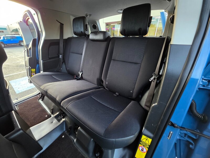 2011 Toyota FJ Cruiser 4X4 / REAR DIFFERENTIAL LOCKER / BACK CAM / PARK SENSORS / BLACK RHINO WHEELS / 1-OWNER !! - Photo 14 - Portland, OR 97217