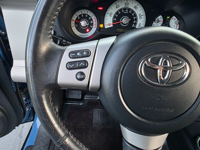 2011 Toyota FJ Cruiser 4X4 / REAR DIFFERENTIAL LOCKER / BACK CAM / PARK SENSORS / BLACK RHINO WHEELS / 1-OWNER !! - Photo 35 - Portland, OR 97217